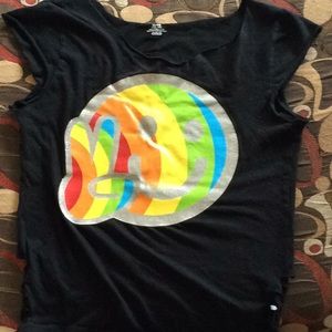 Peace shirt shredded look